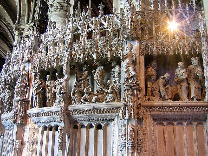 Deambulatorio y Capilla Mayor con esculturas del siglo 16. Catedral de Chartres 12