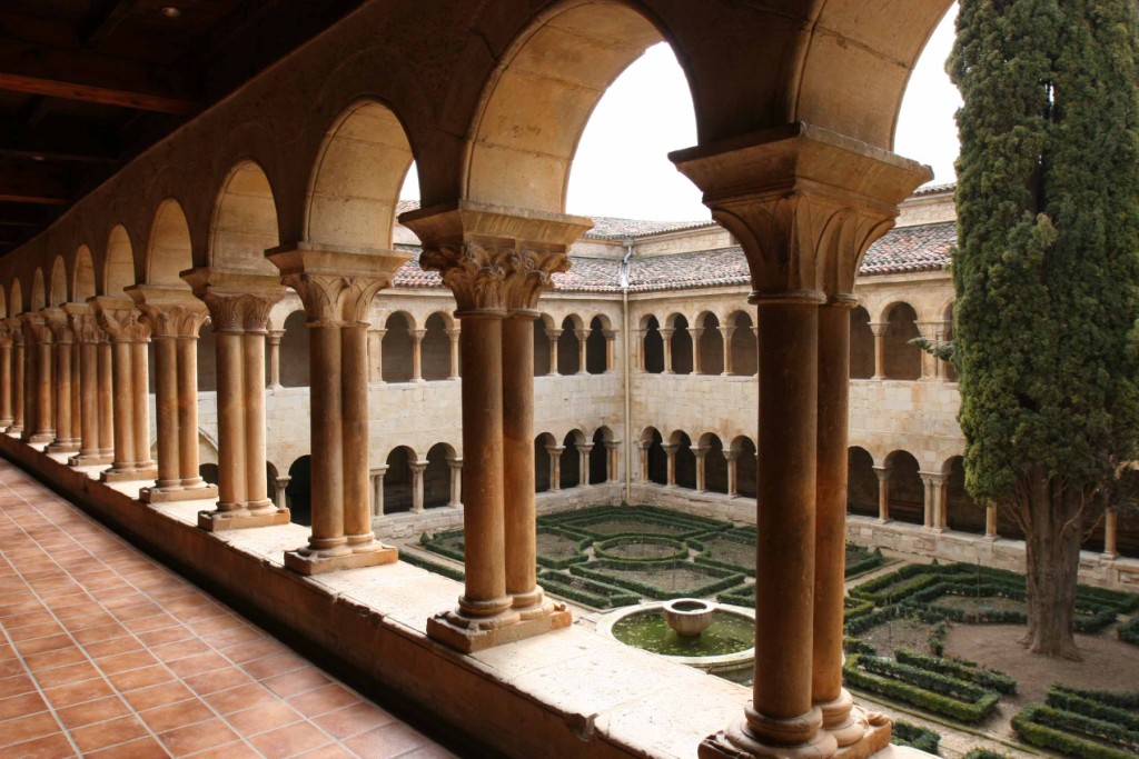 Vista general del célebre claustro de Silos. Monasterio de Santo Domingo de Silos 10