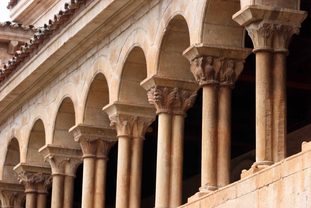 Arcadas de la planta superior del claustro. Todos los capiteles son distintos. Monasterio de Santo Domingo de Silos 14