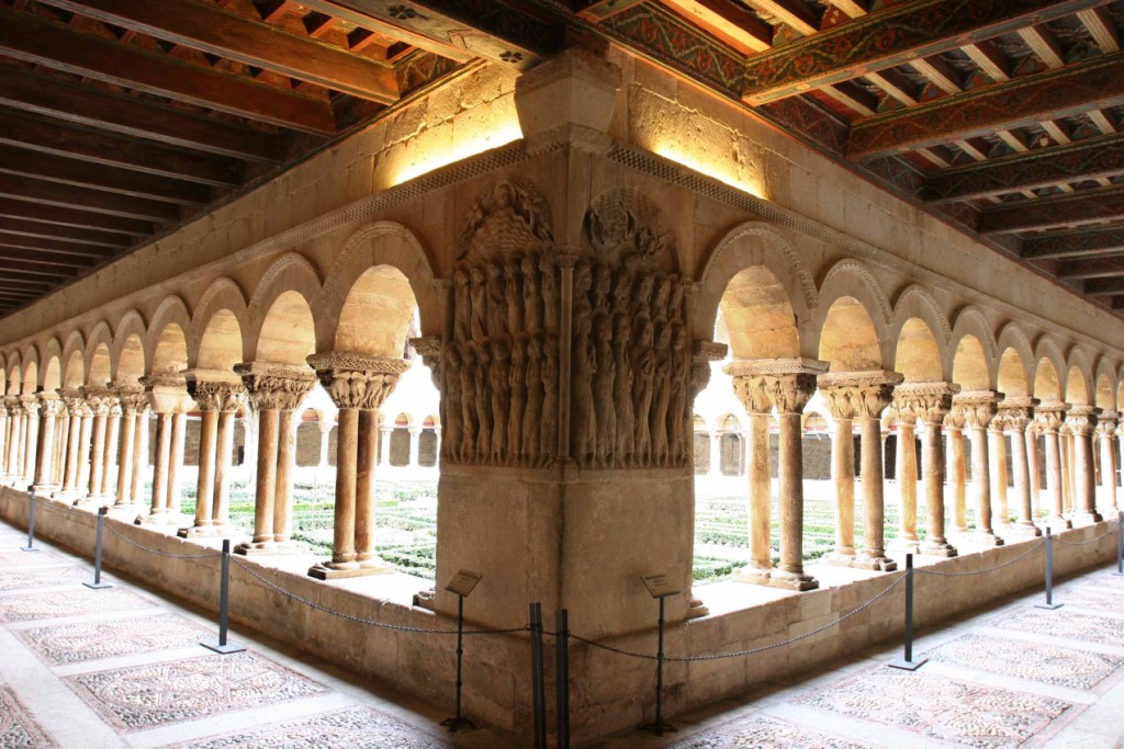 Bellos bajorrelieves en cada galería con artesonado mudéjar del claustro. Monasterio de Santo Domingo de Silos 8
