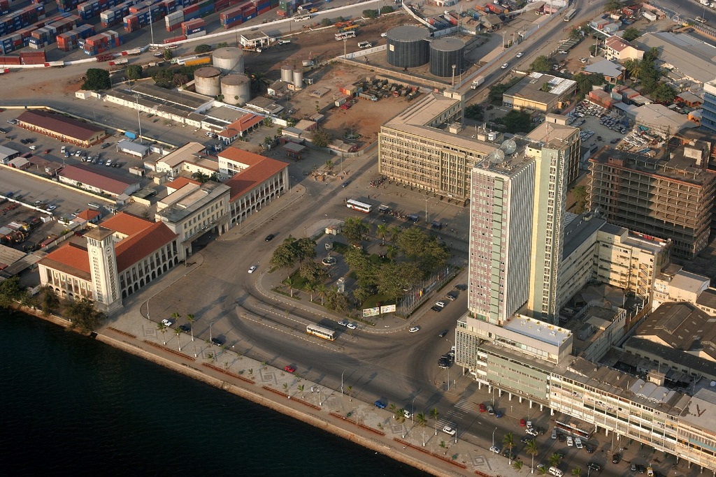 Largo Diogo Cao e entrada do porto (Edifício da Alfandega). Luanda Port Authority and Hotel Presidente. Luanda 23