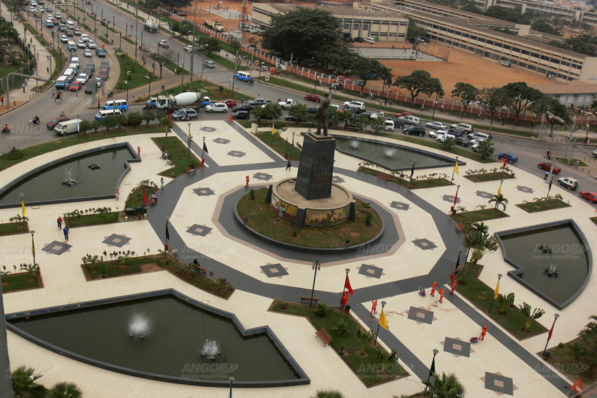 Monumento a Agostinho Neto na ´Praça da Independência`. Luanda 57