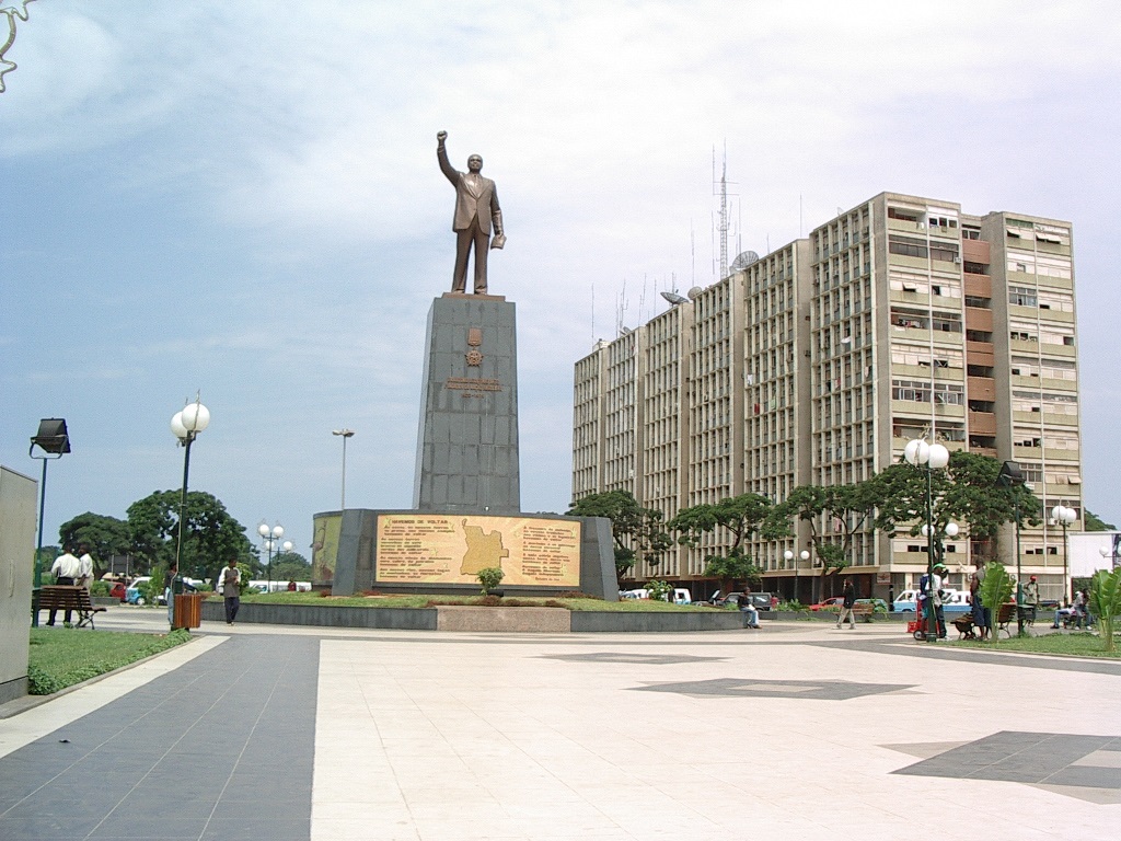Monumento a Agostinho Neto na ´Praça da Independência`. Luanda 58