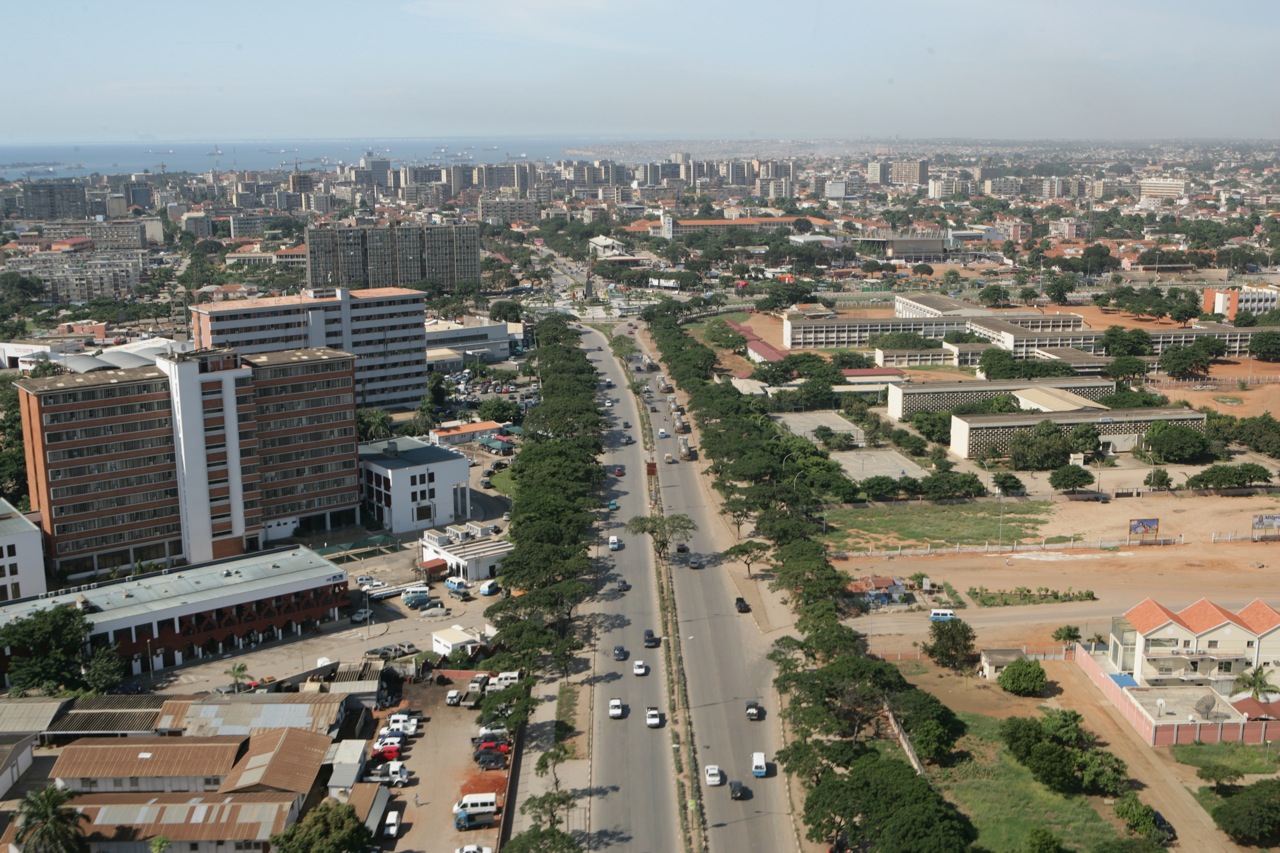 Partial view - Av Hochi Min. Luanda 62