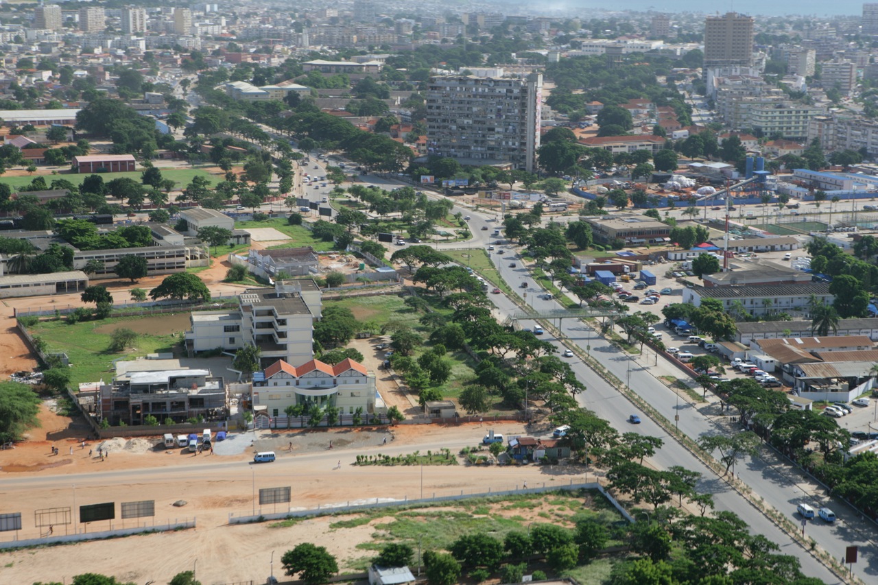 other aereal - you can see the Hotel Alvalade in the back, and also the yeard where will be built The National Library. Luanda 64