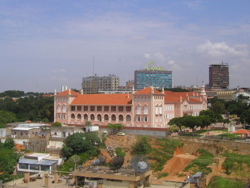 Universidade. An old and prestigious university is housed in the purple building...in the backgrouns you see again this disgusting rotten high-rise. Luanda 65