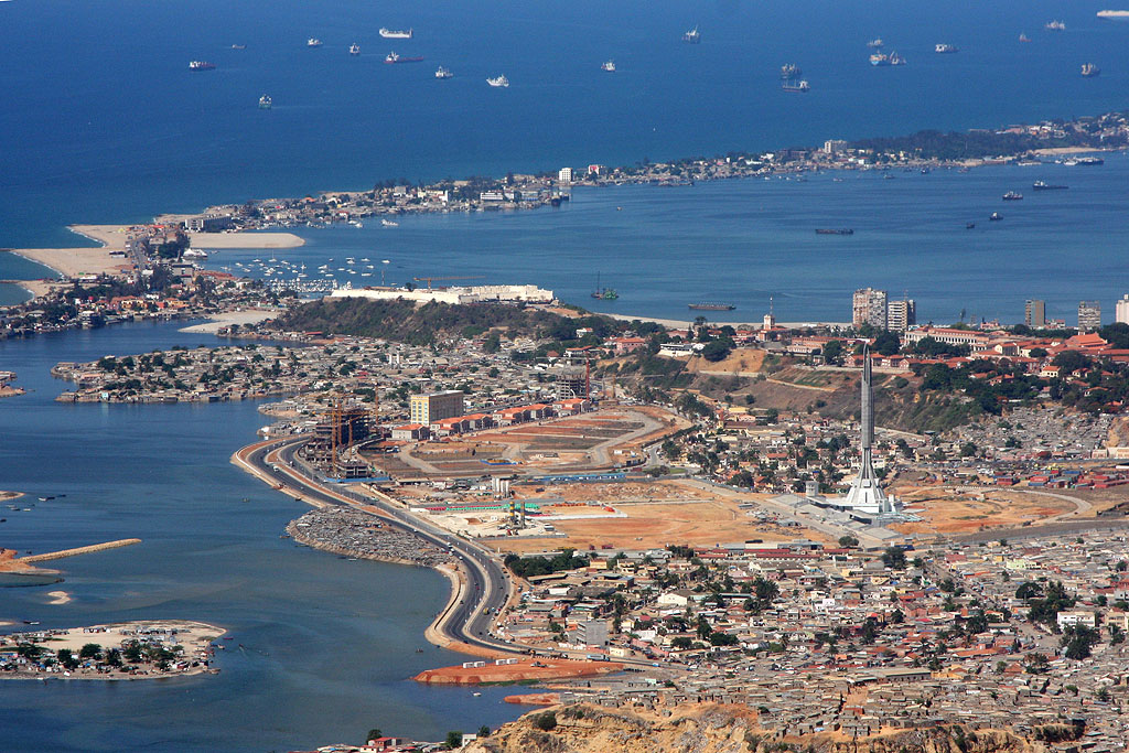 Vista aérea y Mausoleo de Agostinho Neto. Luanda 93