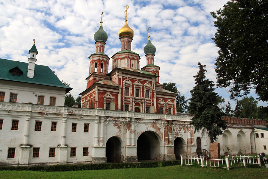 Su nombre, a veces traducido como el Monasterio de las Nuevas Doncellas, fue ideado para diferir del Monasterio de las Viejas Doncellas dentro del Kremlin de Moscú · Megaconstrucciones