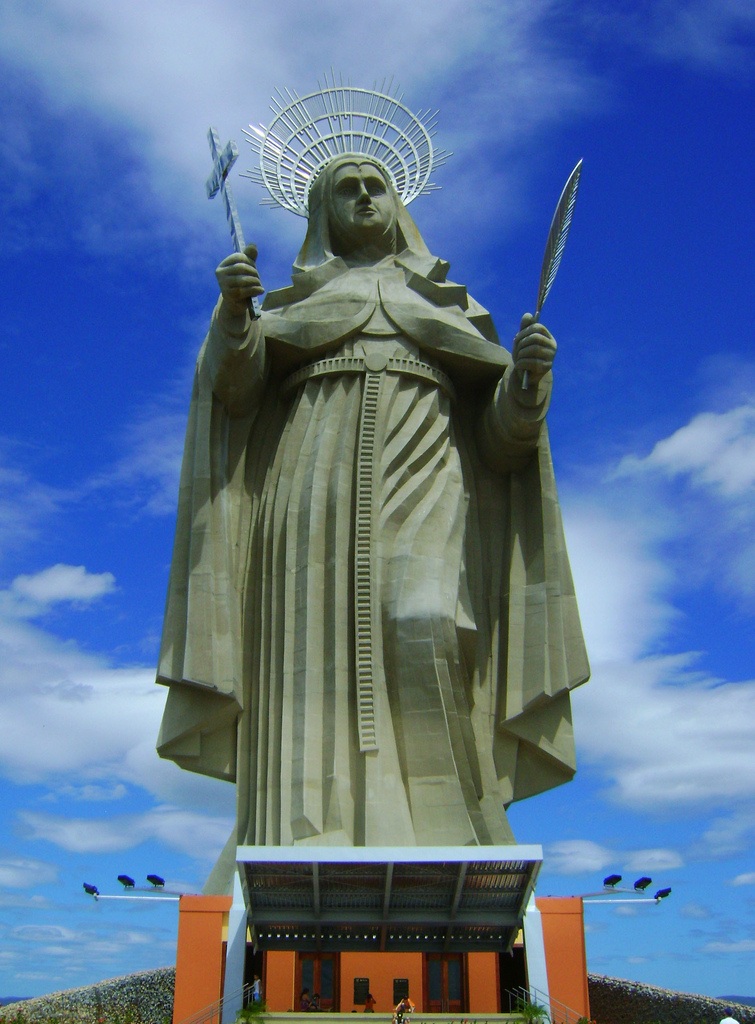 La estatua de la Santa de las causas imposibles más colosal del mundo · Crédito megaconstrucciones.net