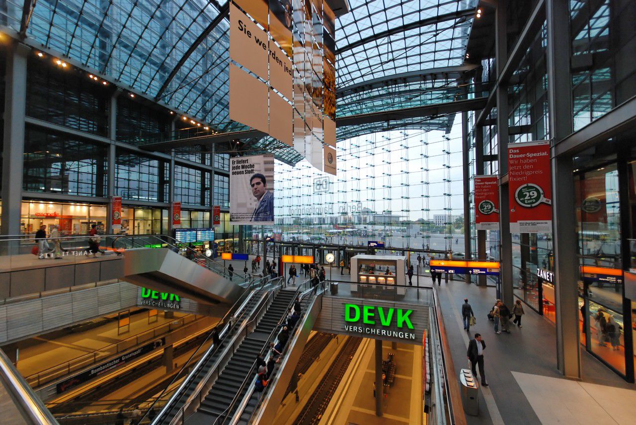 Центральный вокзал телефон. Вокзал Берлин Хауптбанхоф. Берлин вокзал Hauptbahnhof. Главный вокзал Берлина Hauptbahnhof. Берлинский Центральный вокзал.