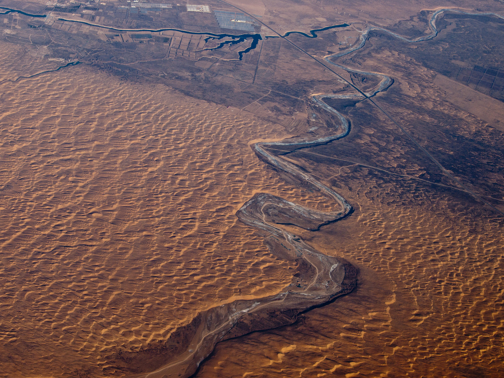 Хуанхэ древний египет. Река Хуанхэ. Хуанхэ желтая река. Река в пустыне Гоби. Долина Хуанхэ.