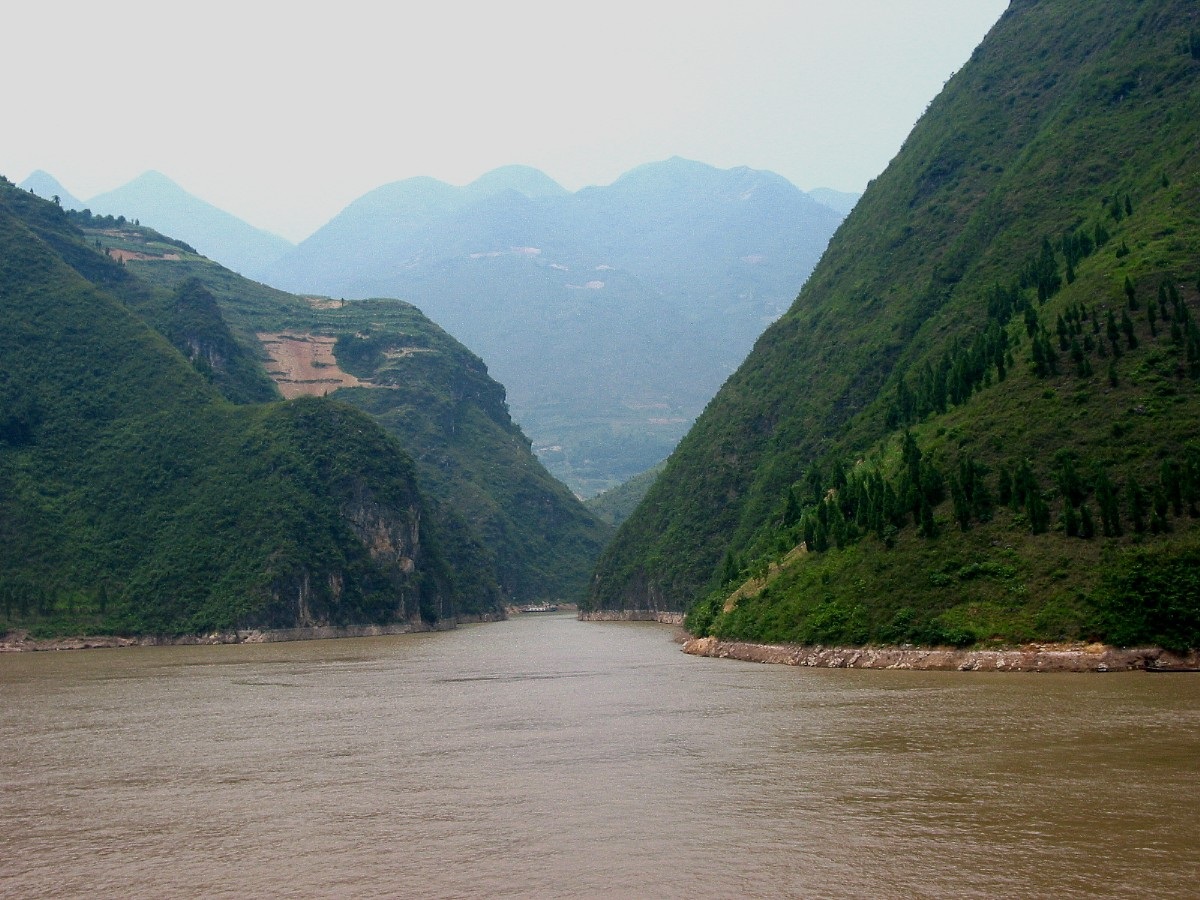Самая длинная река евразии янцзы. Река Янцзы. Река Янцзы Китай. Бассейн реки Янцзы. Долина реки Янцзы.