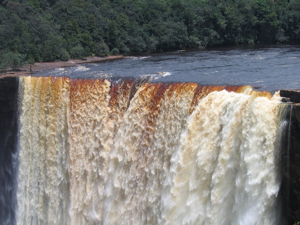 Водопады стоимость. Водопад Кайетур Гайана. Гайана достопримечательности. КЕЙТУР. Водопад Кайетур фото.