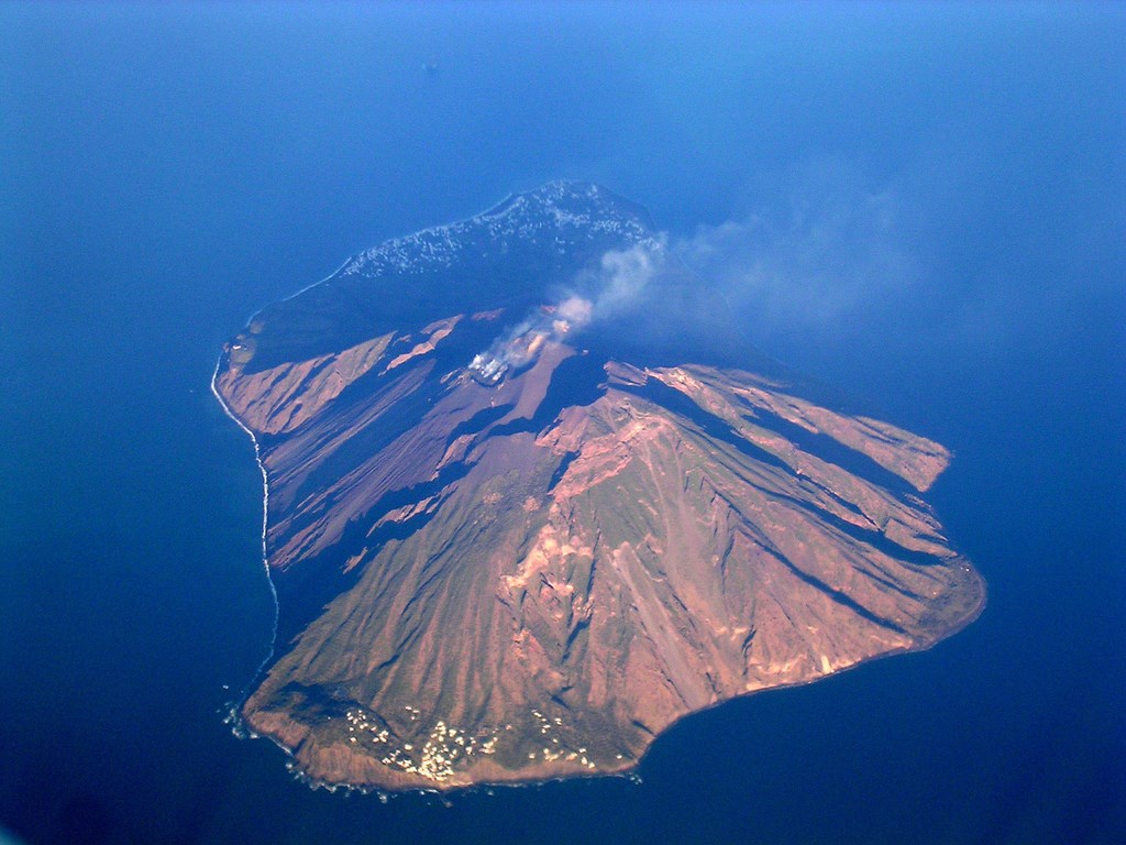 Volcano island. Стромболи вулкан. Остров Стромболи Италия. Вулкан Стромболи Сицилия. Остров вулкан в Италии.