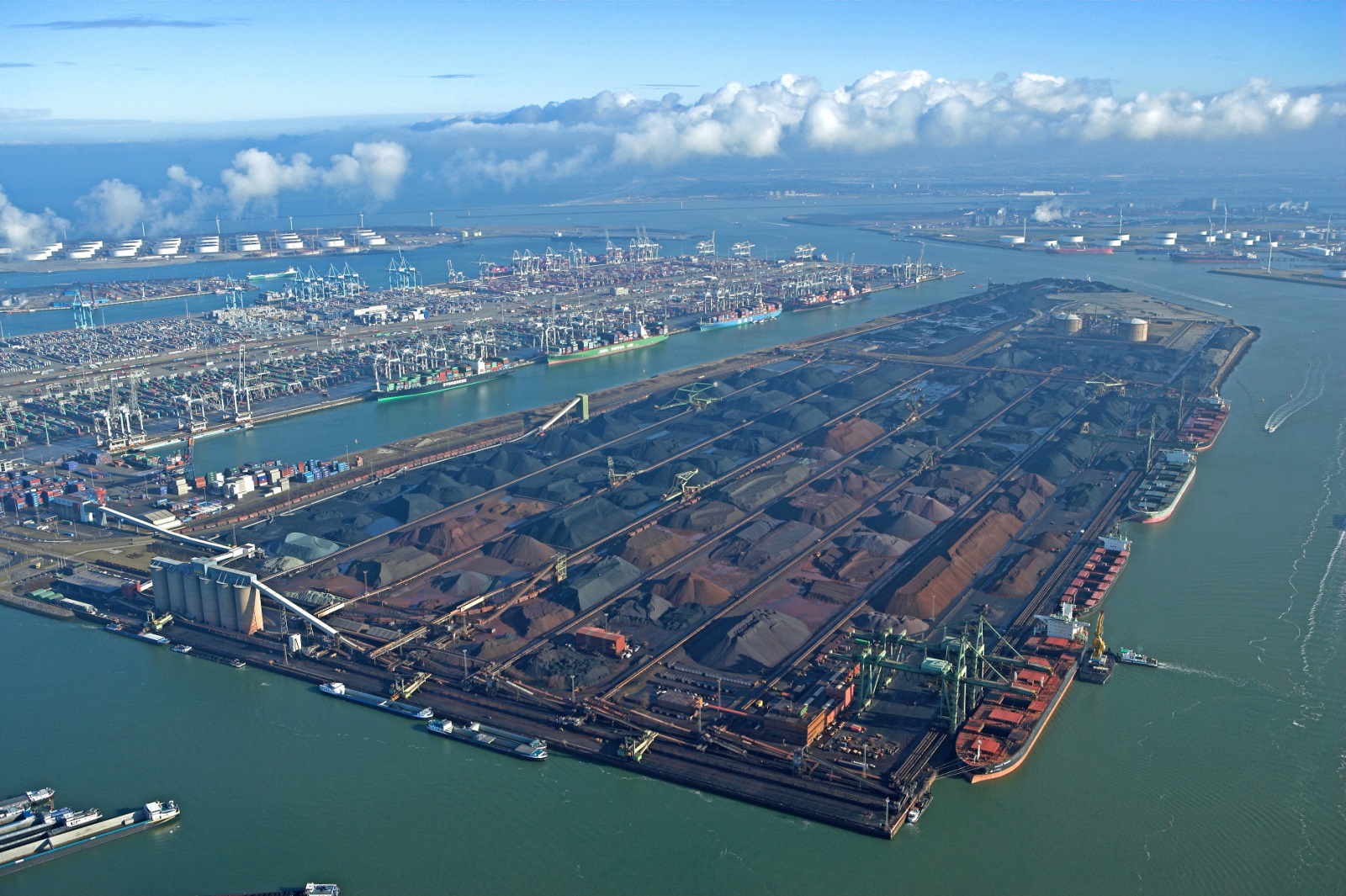 Экономическое развитие нидерландов. Морской порт Роттердам. Торговый порт Роттердам. Голландский Роттердам порт. Порт Роттердам море.