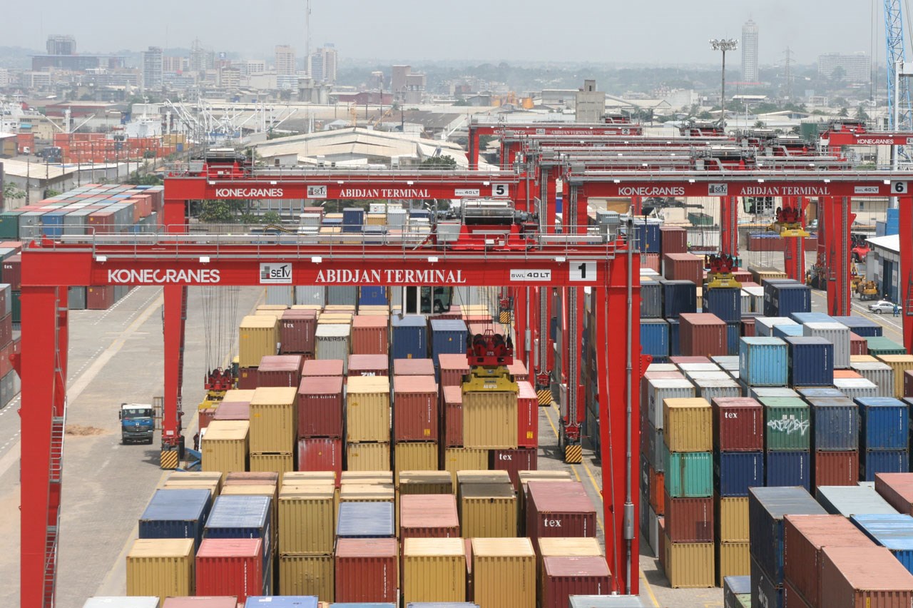 Container terminals. Контейнерный терминал порт Карачи. Горелово терминал контейнерный. Даляньский контейнерный терминал. Порт Abidjan.