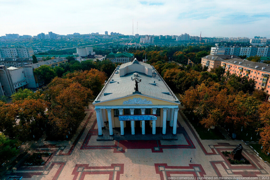 Белгородский театр билеты. Соборная площадь Белгород театр. Театральная площадь Белгород. Памятник на Соборной площади в Белгороде. Достопримечательности Белгорода Соборная площадь.